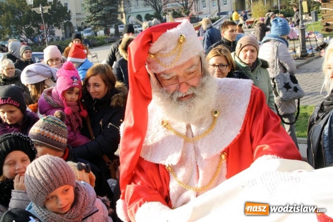 Zdjęcie w galerii na portalu naszwodzislaw.com: Tradycji stało się zadość, na wodzisławskim rynku pojawił się Mikołaj wiadomości z regionu
