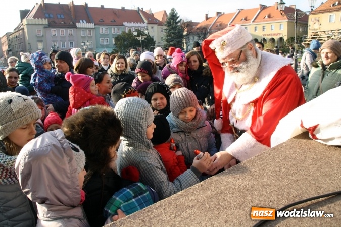 Zdjęcie w galerii na portalu naszwodzislaw.com: Tradycji stało się zadość, na wodzisławskim rynku pojawił się Mikołaj wiadomości z regionu