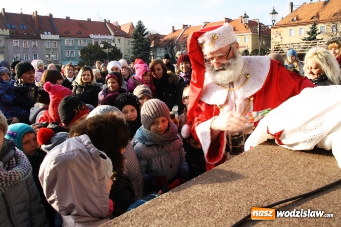 Zdjęcie w galerii na portalu naszwodzislaw.com: Tradycji stało się zadość, na wodzisławskim rynku pojawił się Mikołaj wiadomości z regionu