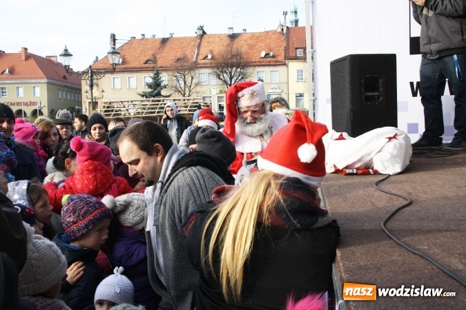 Zdjęcie w galerii na portalu naszwodzislaw.com: Tradycji stało się zadość, na wodzisławskim rynku pojawił się Mikołaj wiadomości z regionu