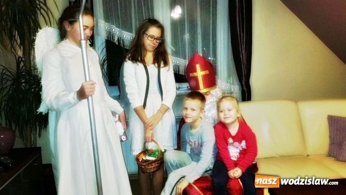 Zdjęcie w galerii na portalu naszwodzislaw.com: Święty Mikołaj zawitał do kokoszyckich domów  wiadomości z regionu