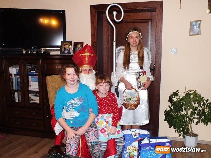 Zdjęcie w galerii na portalu naszwodzislaw.com: Święty Mikołaj zawitał do kokoszyckich domów  wiadomości z regionu