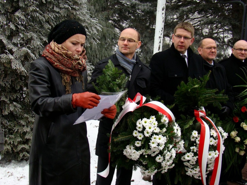 Zdjęcie w galerii na portalu naszwodzislaw.com: Modlitwa więźniarki nad grobem ofiar  wiadomości z regionu