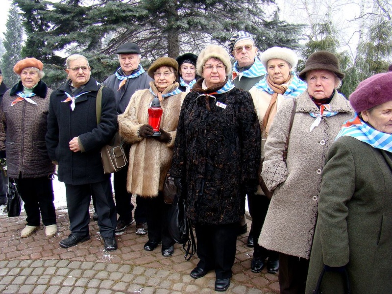 Zdjęcie w galerii na portalu naszwodzislaw.com: Modlitwa więźniarki nad grobem ofiar  wiadomości z regionu
