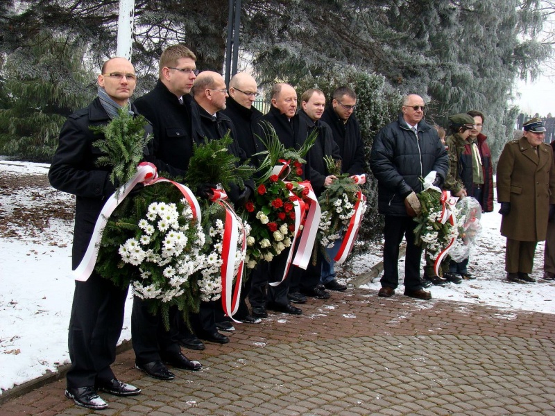 Zdjęcie w galerii na portalu naszwodzislaw.com: Modlitwa więźniarki nad grobem ofiar  wiadomości z regionu