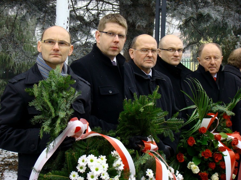 Zdjęcie w galerii na portalu naszwodzislaw.com: Modlitwa więźniarki nad grobem ofiar  wiadomości z regionu