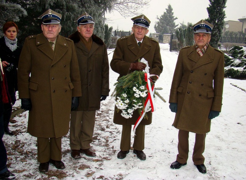 Zdjęcie w galerii na portalu naszwodzislaw.com: Modlitwa więźniarki nad grobem ofiar  wiadomości z regionu