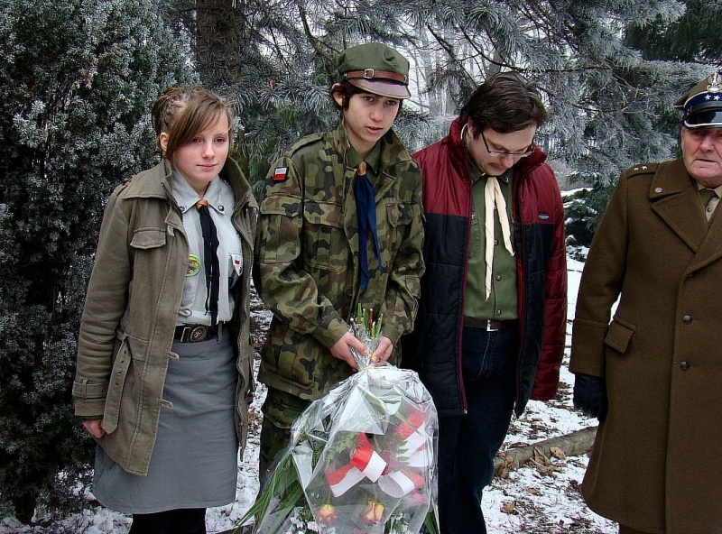 Zdjęcie w galerii na portalu naszwodzislaw.com: Modlitwa więźniarki nad grobem ofiar  wiadomości z regionu