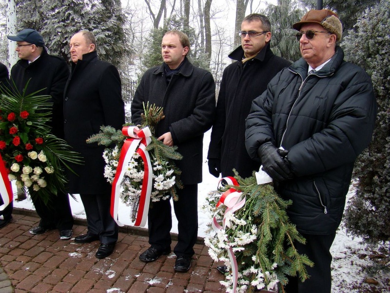 Zdjęcie w galerii na portalu naszwodzislaw.com: Modlitwa więźniarki nad grobem ofiar  wiadomości z regionu