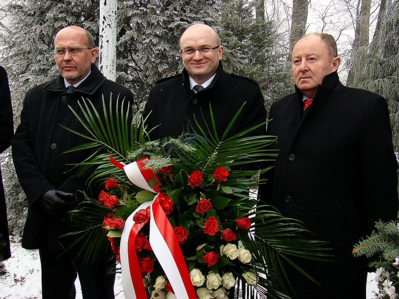 Zdjęcie w galerii na portalu naszwodzislaw.com: Modlitwa więźniarki nad grobem ofiar  wiadomości z regionu