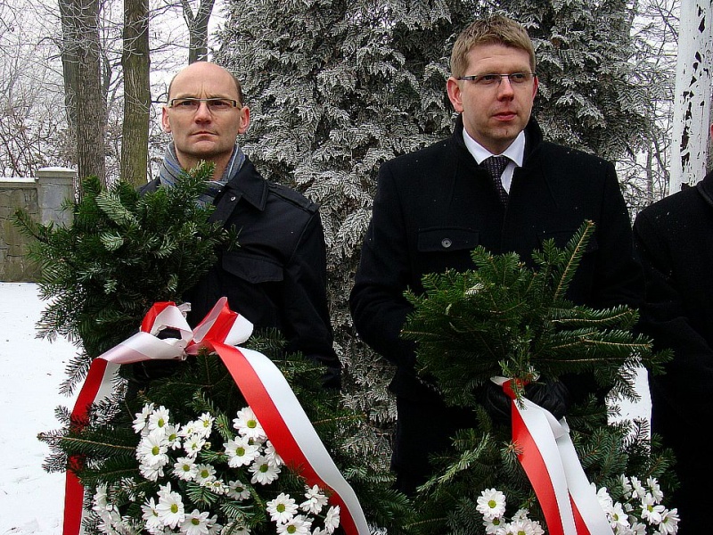 Zdjęcie w galerii na portalu naszwodzislaw.com: Modlitwa więźniarki nad grobem ofiar  wiadomości z regionu