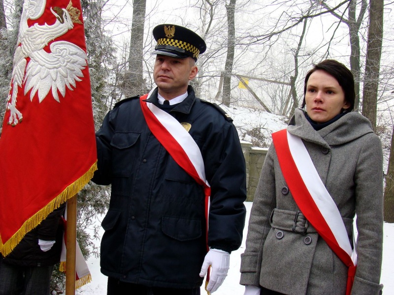 Zdjęcie w galerii na portalu naszwodzislaw.com: Modlitwa więźniarki nad grobem ofiar  wiadomości z regionu