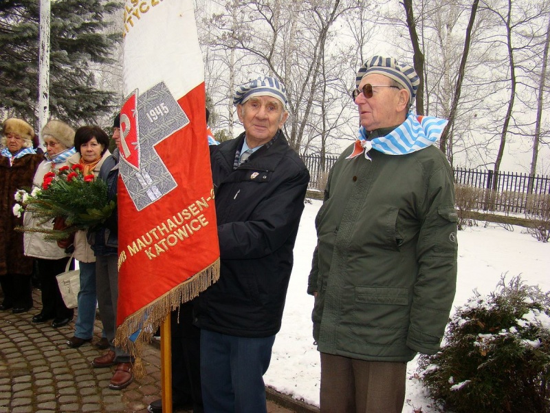 Zdjęcie w galerii na portalu naszwodzislaw.com: Modlitwa więźniarki nad grobem ofiar  wiadomości z regionu