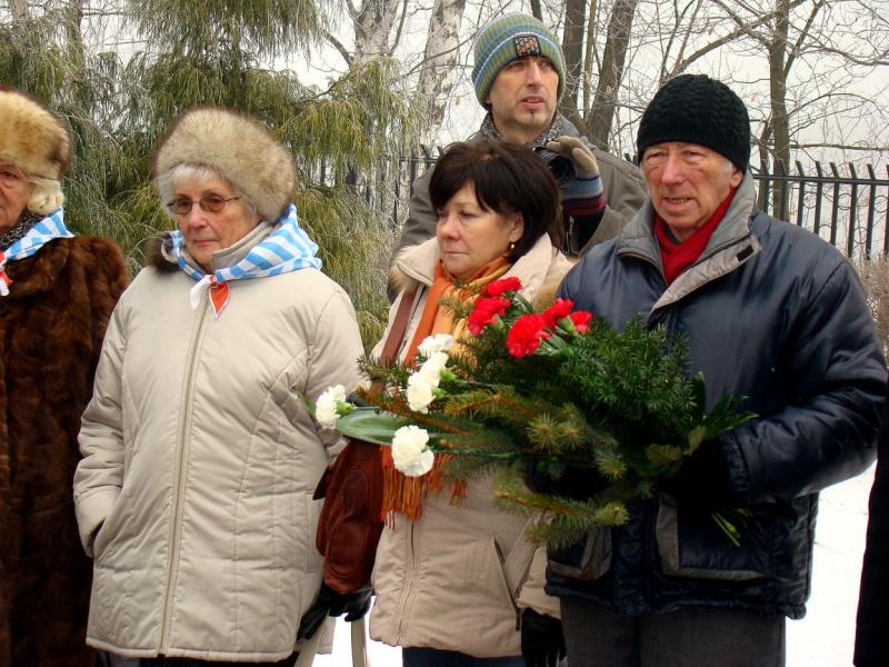 Zdjęcie w galerii na portalu naszwodzislaw.com: Modlitwa więźniarki nad grobem ofiar  wiadomości z regionu