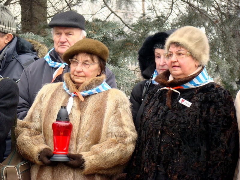 Zdjęcie w galerii na portalu naszwodzislaw.com: Modlitwa więźniarki nad grobem ofiar  wiadomości z regionu