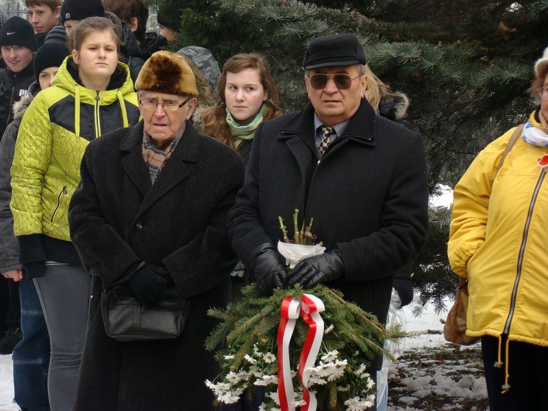 Zdjęcie w galerii na portalu naszwodzislaw.com: Modlitwa więźniarki nad grobem ofiar  wiadomości z regionu