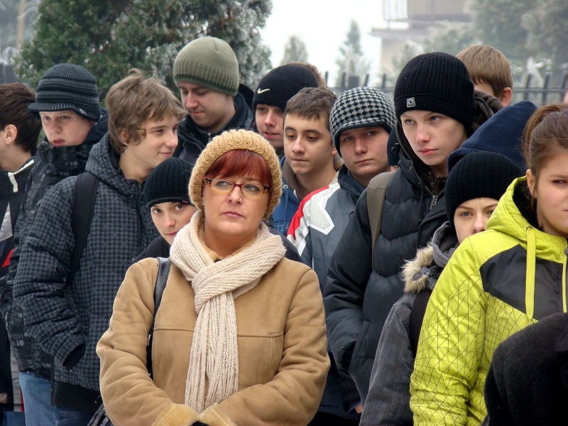 Zdjęcie w galerii na portalu naszwodzislaw.com: Modlitwa więźniarki nad grobem ofiar  wiadomości z regionu