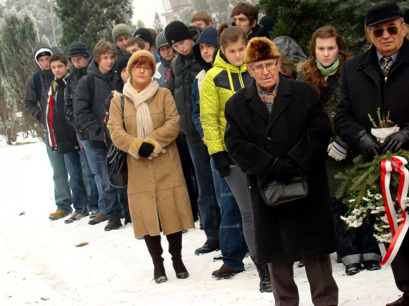 Zdjęcie w galerii na portalu naszwodzislaw.com: Modlitwa więźniarki nad grobem ofiar  wiadomości z regionu