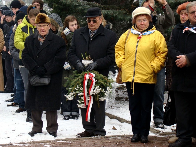 Zdjęcie w galerii na portalu naszwodzislaw.com: Modlitwa więźniarki nad grobem ofiar  wiadomości z regionu