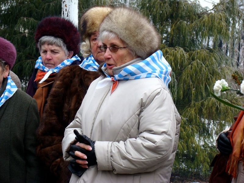 Zdjęcie w galerii na portalu naszwodzislaw.com: Modlitwa więźniarki nad grobem ofiar  wiadomości z regionu