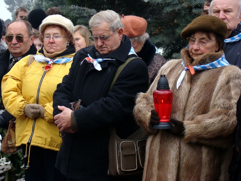 Zdjęcie w galerii na portalu naszwodzislaw.com: Modlitwa więźniarki nad grobem ofiar  wiadomości z regionu