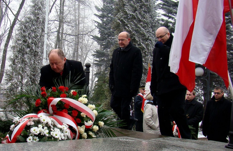 Zdjęcie w galerii na portalu naszwodzislaw.com: Modlitwa więźniarki nad grobem ofiar  wiadomości z regionu