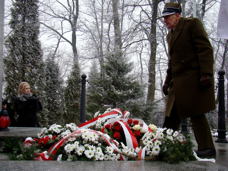 Zdjęcie w galerii na portalu naszwodzislaw.com: Modlitwa więźniarki nad grobem ofiar  wiadomości z regionu