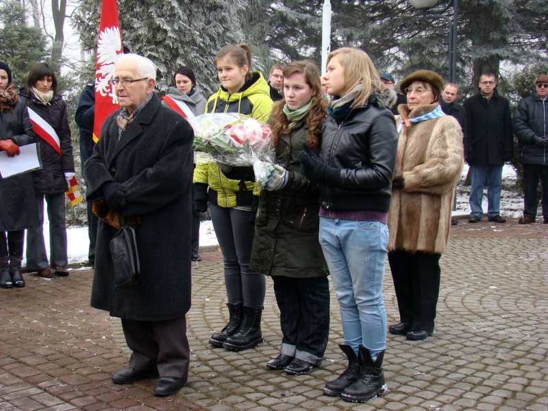 Zdjęcie w galerii na portalu naszwodzislaw.com: Modlitwa więźniarki nad grobem ofiar  wiadomości z regionu