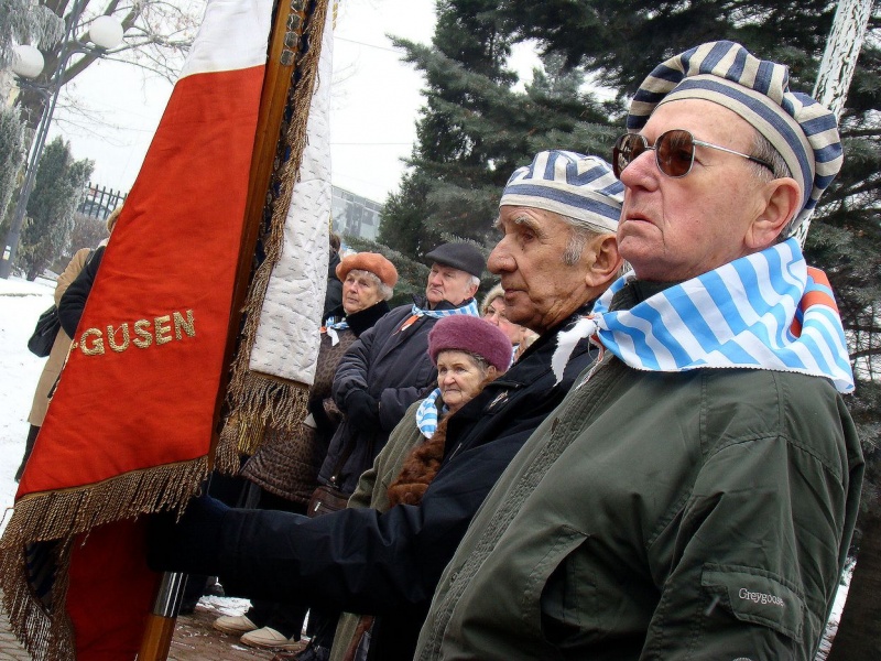 Zdjęcie w galerii na portalu naszwodzislaw.com: Modlitwa więźniarki nad grobem ofiar  wiadomości z regionu