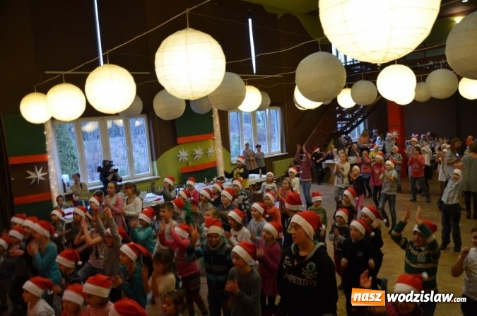 Zdjęcie w galerii na portalu naszwodzislaw.com: W Czyżowicach Mikołaj i jego pomocnicy spotkali się z dziećmi  wiadomości z regionu
