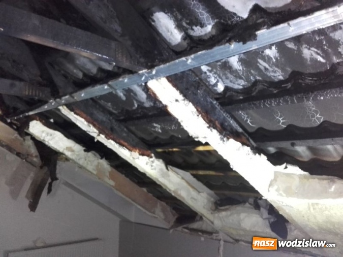 Zdjęcie w galerii na portalu naszwodzislaw.com: Pożar w Gołkowicach. Palił się dach budynku jednorodzinnego  wiadomości z regionu