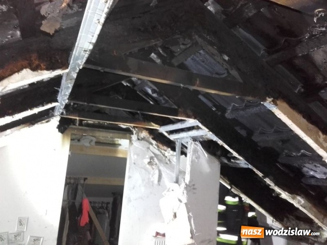 Zdjęcie w galerii na portalu naszwodzislaw.com: Pożar w Gołkowicach. Palił się dach budynku jednorodzinnego  wiadomości z regionu