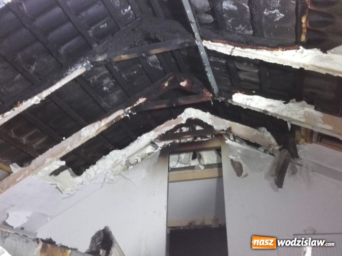 Zdjęcie w galerii na portalu naszwodzislaw.com: Pożar w Gołkowicach. Palił się dach budynku jednorodzinnego  wiadomości z regionu