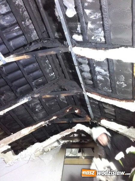 Zdjęcie w galerii na portalu naszwodzislaw.com: Pożar w Gołkowicach. Palił się dach budynku jednorodzinnego  wiadomości z regionu