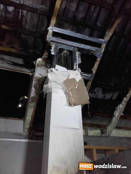 Zdjęcie w galerii na portalu naszwodzislaw.com: Pożar w Gołkowicach. Palił się dach budynku jednorodzinnego  wiadomości z regionu