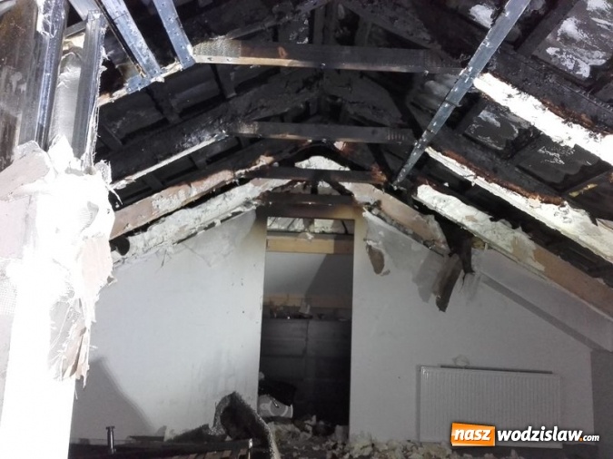 Zdjęcie w galerii na portalu naszwodzislaw.com: Pożar w Gołkowicach. Palił się dach budynku jednorodzinnego  wiadomości z regionu