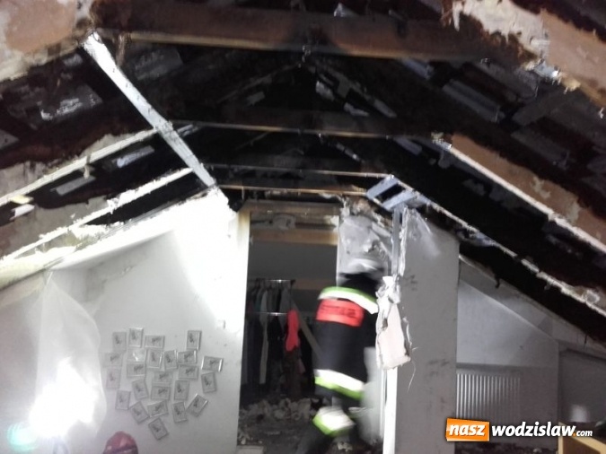 Zdjęcie w galerii na portalu naszwodzislaw.com: Pożar w Gołkowicach. Palił się dach budynku jednorodzinnego  wiadomości z regionu