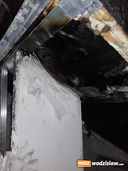 Zdjęcie w galerii na portalu naszwodzislaw.com: Pożar w Gołkowicach. Palił się dach budynku jednorodzinnego  wiadomości z regionu