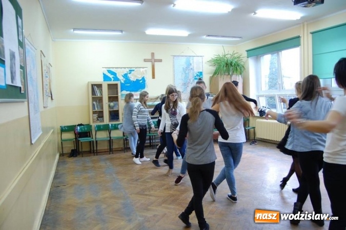 Zdjęcie w galerii na portalu naszwodzislaw.com: Ten dzień różnił się od pozostałych... Liceum im. Noblistów Polskich w Rydułtowach świętowało Dzień Patrona  wiadomości z regionu