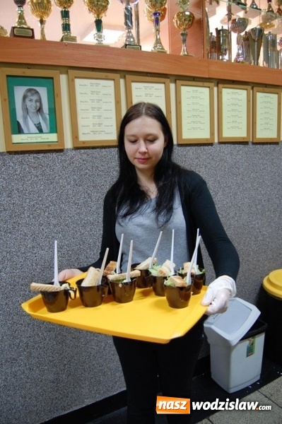 Zdjęcie w galerii na portalu naszwodzislaw.com: Ten dzień różnił się od pozostałych... Liceum im. Noblistów Polskich w Rydułtowach świętowało Dzień Patrona  wiadomości z regionu