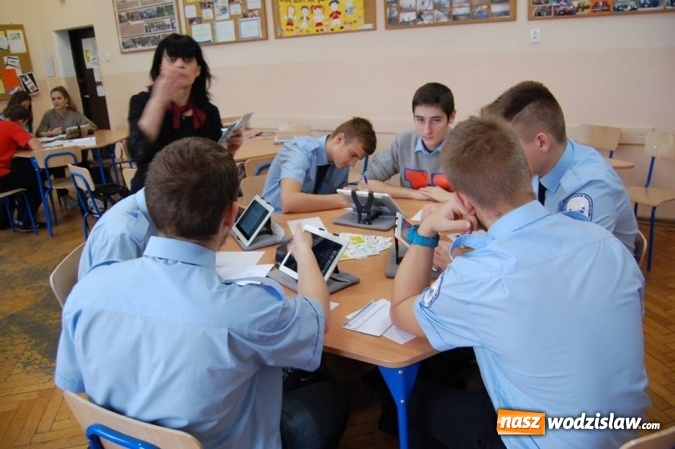 Zdjęcie w galerii na portalu naszwodzislaw.com: Ten dzień różnił się od pozostałych... Liceum im. Noblistów Polskich w Rydułtowach świętowało Dzień Patrona  wiadomości z regionu