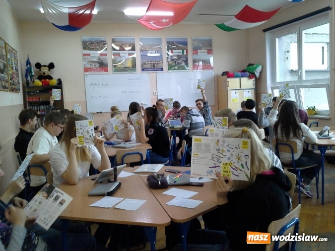 Zdjęcie w galerii na portalu naszwodzislaw.com: Finał Międzynarodowej akcji Amnesty International w LO im. Noblistów Polskich w Rydułtowach wiadomości z regionu