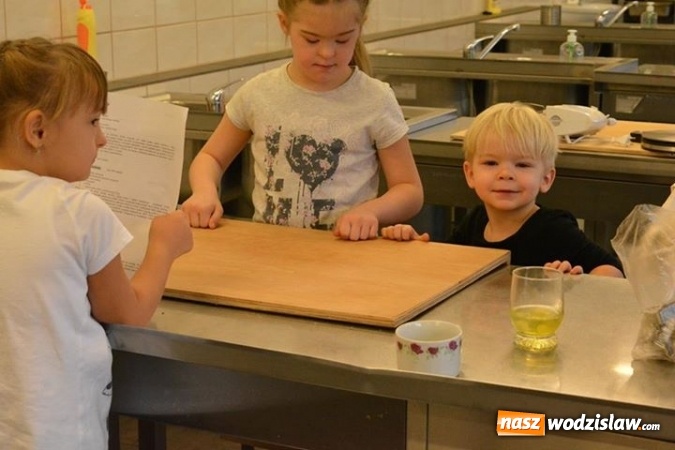 Zdjęcie w galerii na portalu naszwodzislaw.com: Razem zawsze się upiecze. W wodzisławskim Ekonomiku odbyły się ciekawe warsztaty  wiadomości z regionu