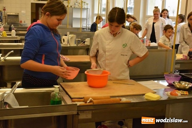 Zdjęcie w galerii na portalu naszwodzislaw.com: Razem zawsze się upiecze. W wodzisławskim Ekonomiku odbyły się ciekawe warsztaty  wiadomości z regionu