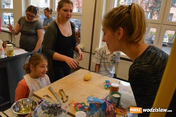 Zdjęcie w galerii na portalu naszwodzislaw.com: Razem zawsze się upiecze. W wodzisławskim Ekonomiku odbyły się ciekawe warsztaty  wiadomości z regionu