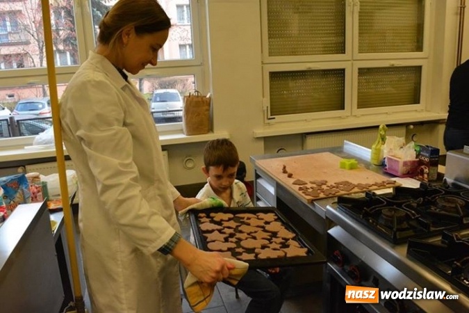 Zdjęcie w galerii na portalu naszwodzislaw.com: Razem zawsze się upiecze. W wodzisławskim Ekonomiku odbyły się ciekawe warsztaty  wiadomości z regionu
