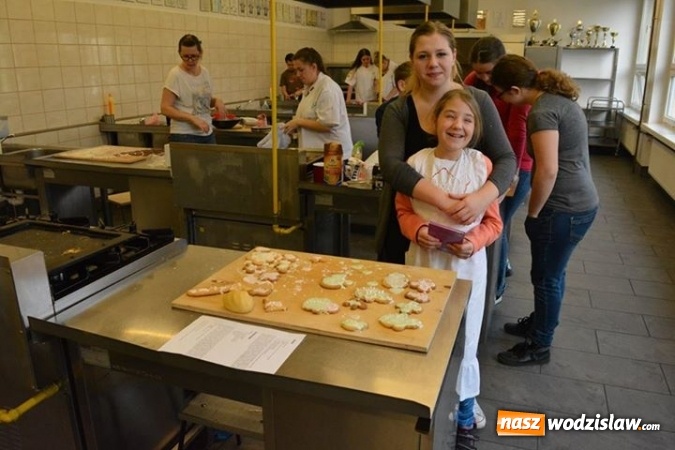 Zdjęcie w galerii na portalu naszwodzislaw.com: Razem zawsze się upiecze. W wodzisławskim Ekonomiku odbyły się ciekawe warsztaty  wiadomości z regionu