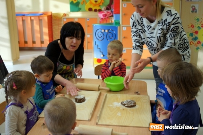 Zdjęcie w galerii na portalu naszwodzislaw.com: Przedszkolaki w Mszanie piekły świąteczne ciasteczka, pomagał im w&oacute;jt wiadomości z regionu