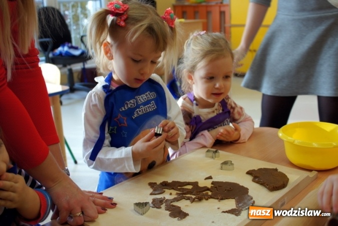 Zdjęcie w galerii na portalu naszwodzislaw.com: Przedszkolaki w Mszanie piekły świąteczne ciasteczka, pomagał im w&oacute;jt wiadomości z regionu