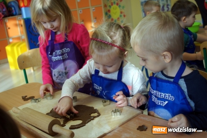 Zdjęcie w galerii na portalu naszwodzislaw.com: Przedszkolaki w Mszanie piekły świąteczne ciasteczka, pomagał im w&oacute;jt wiadomości z regionu